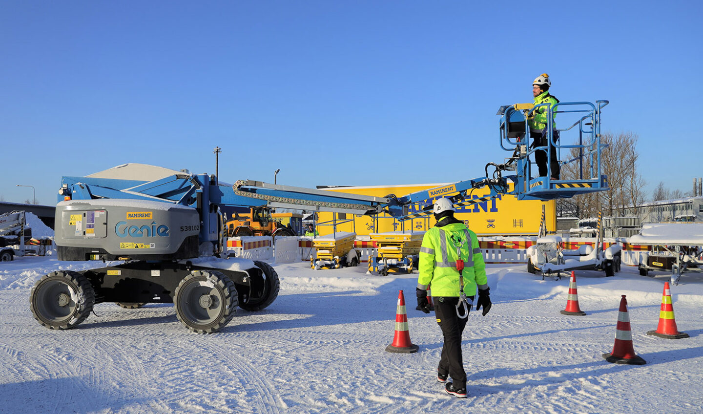 Mies harjoittelee henkilönostimen käyttöä RamiPro-kouluttajan opastamana henkilönostinkoulutuksessa.