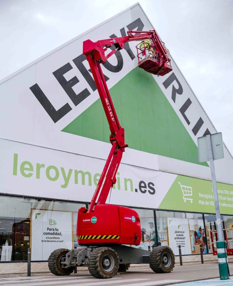 Punainen kuukulkija, jonka kori on nostettu ylös, Leroy Merlin kaupan edessä.