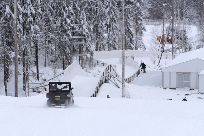 Traktorimönkijä talvisessa Jyväskylän Laajavuoressa