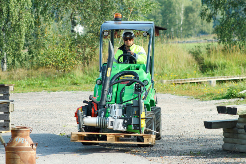 Henkilö ajaa Avantin kuormaajalla.