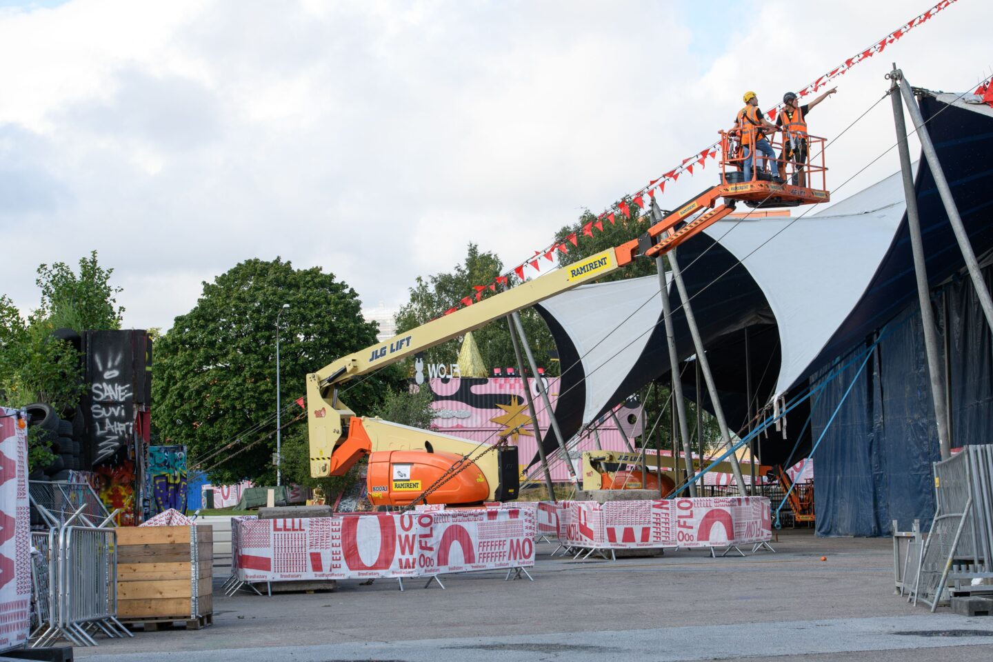 Kaksi miestä nostimen kyydissä rakentamassa Flow Festivaalia