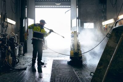 Maantiivistäjää pestään Ramirentin Suutarilan vuokraamon pesuhallissa