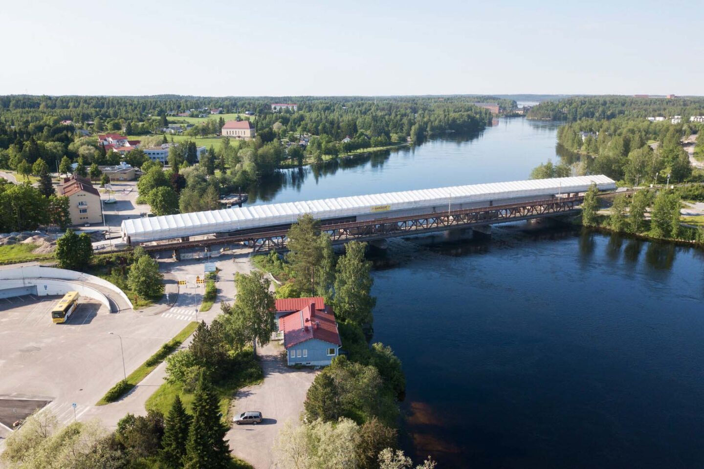 Ilmakuva Mansikkakosken sillasta kesällä.