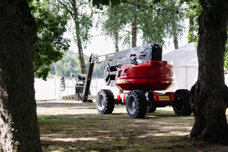 Manitou nostin Ruisrockin rakentamisvaiheessa.