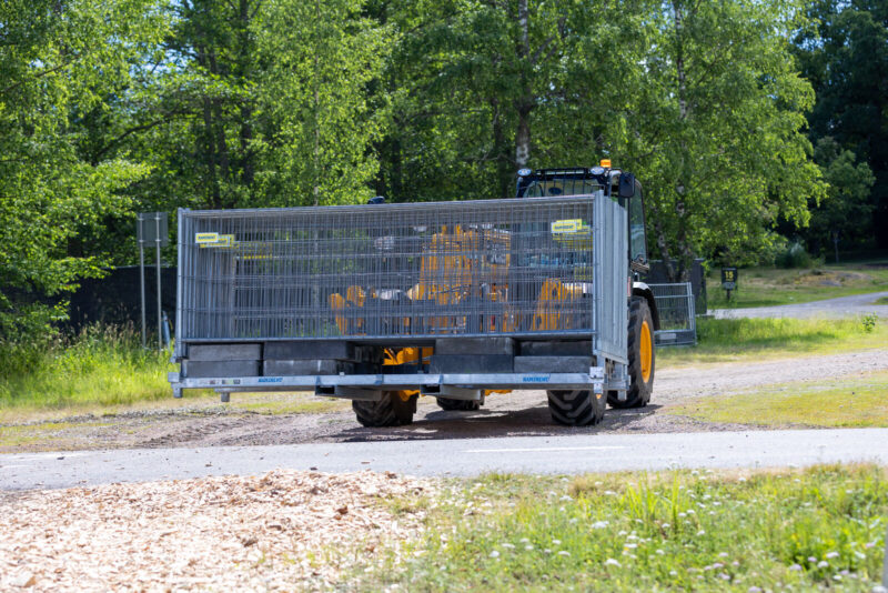 Kurottaja vie aitoja tapahtuman rakennuksen aikana.