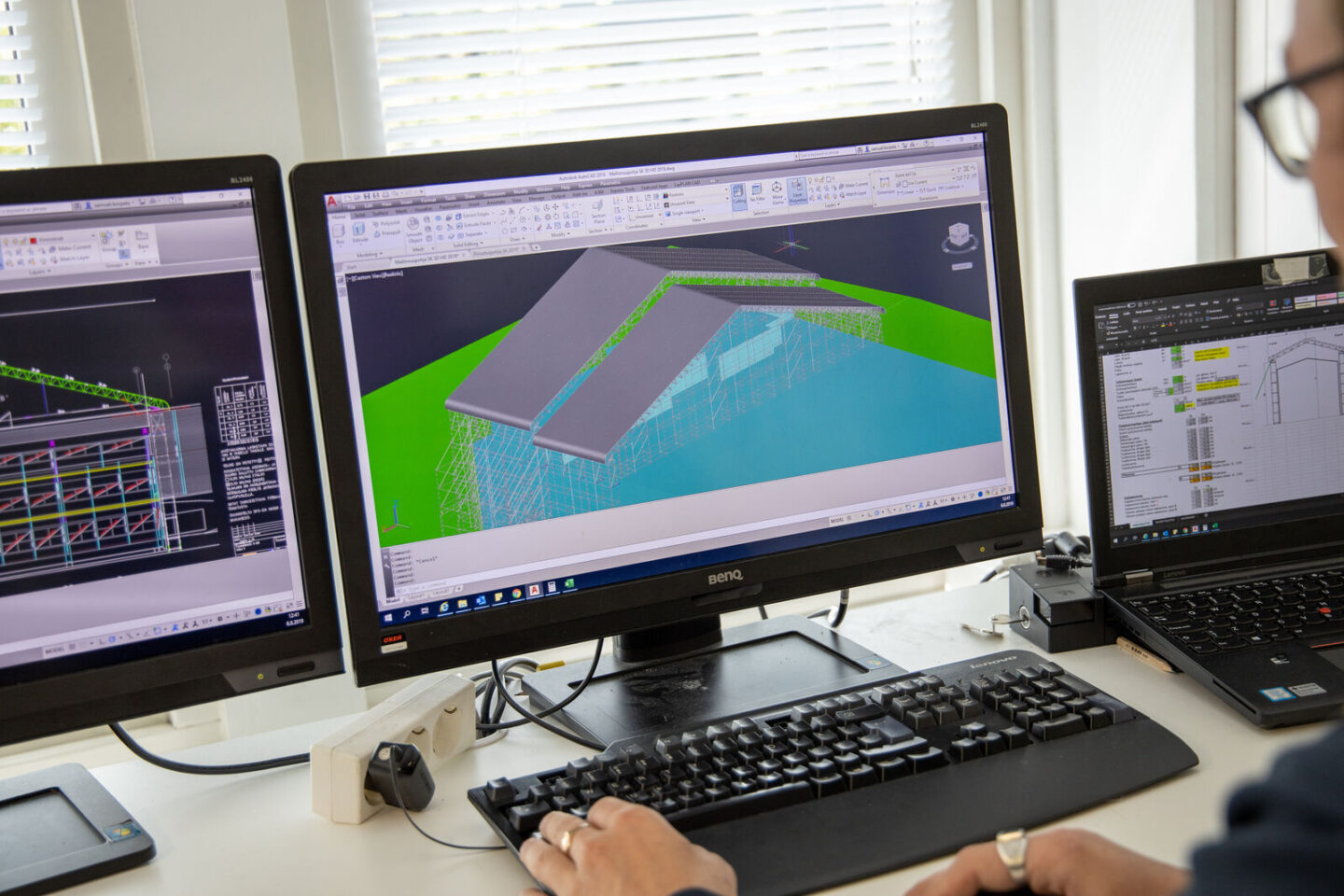 Telinesuunnittelija työskentelee tietokoneella.