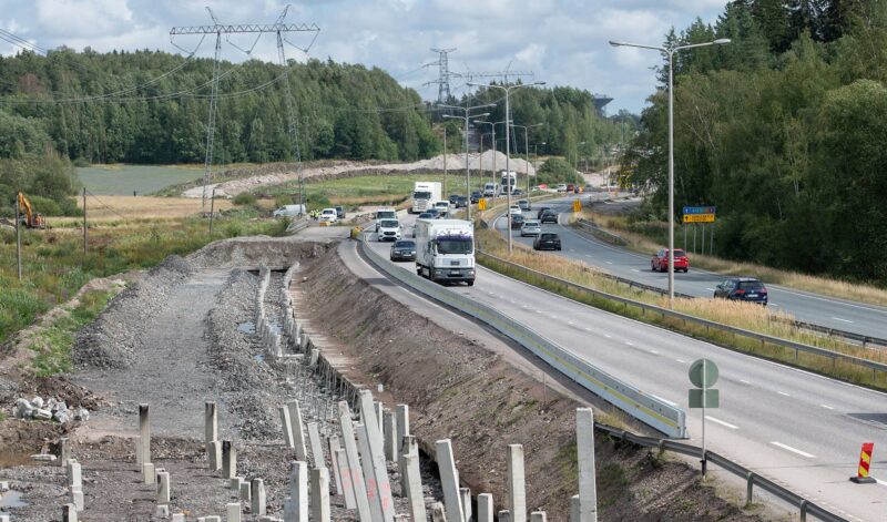 Monikaistainen autotie jonka reunassa on SafePass-turvakaidetta ohjaamassa liikennettä.